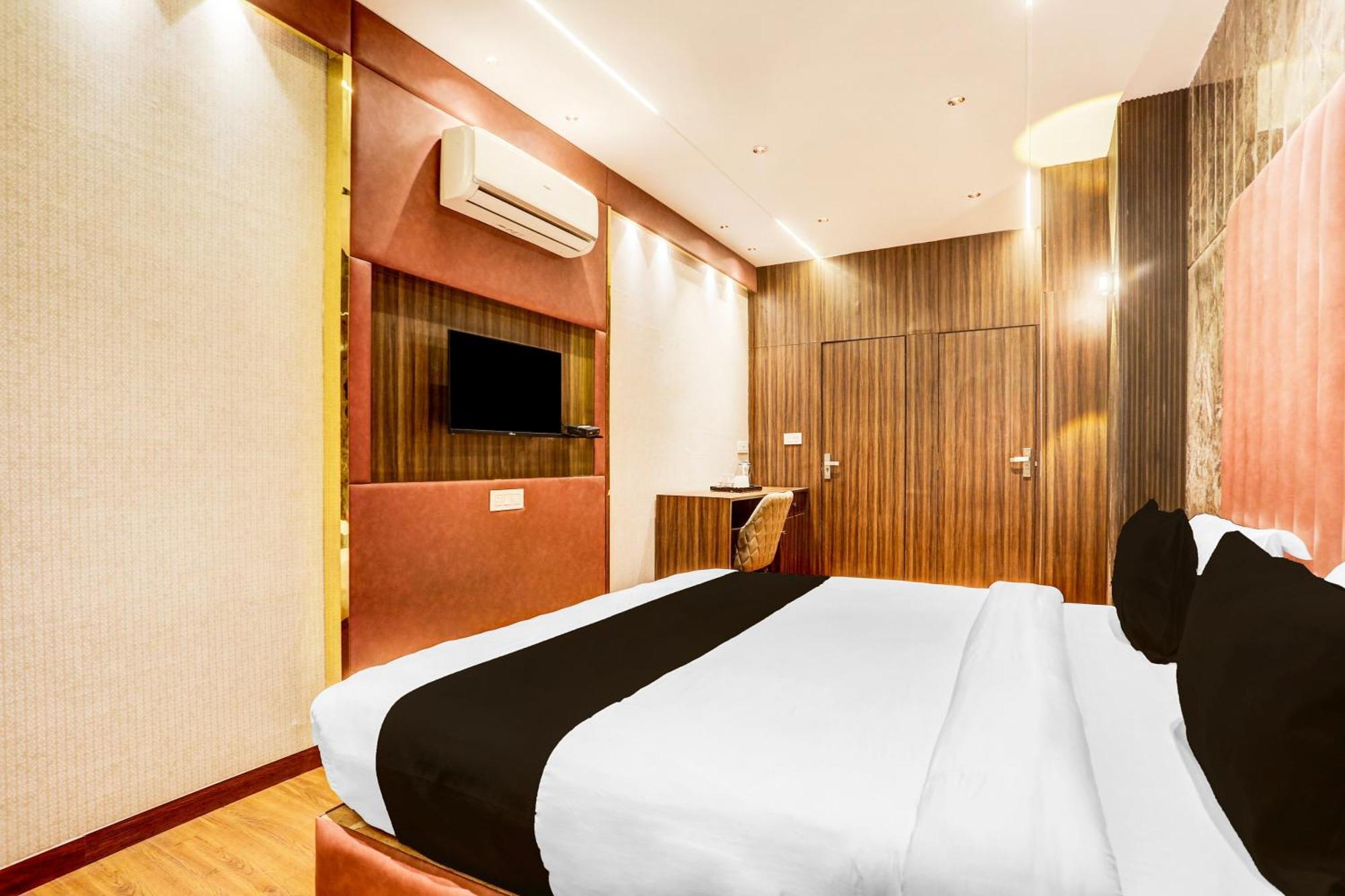 Super Townhouse Haibowal Chowk Ludhiana Exterior photo