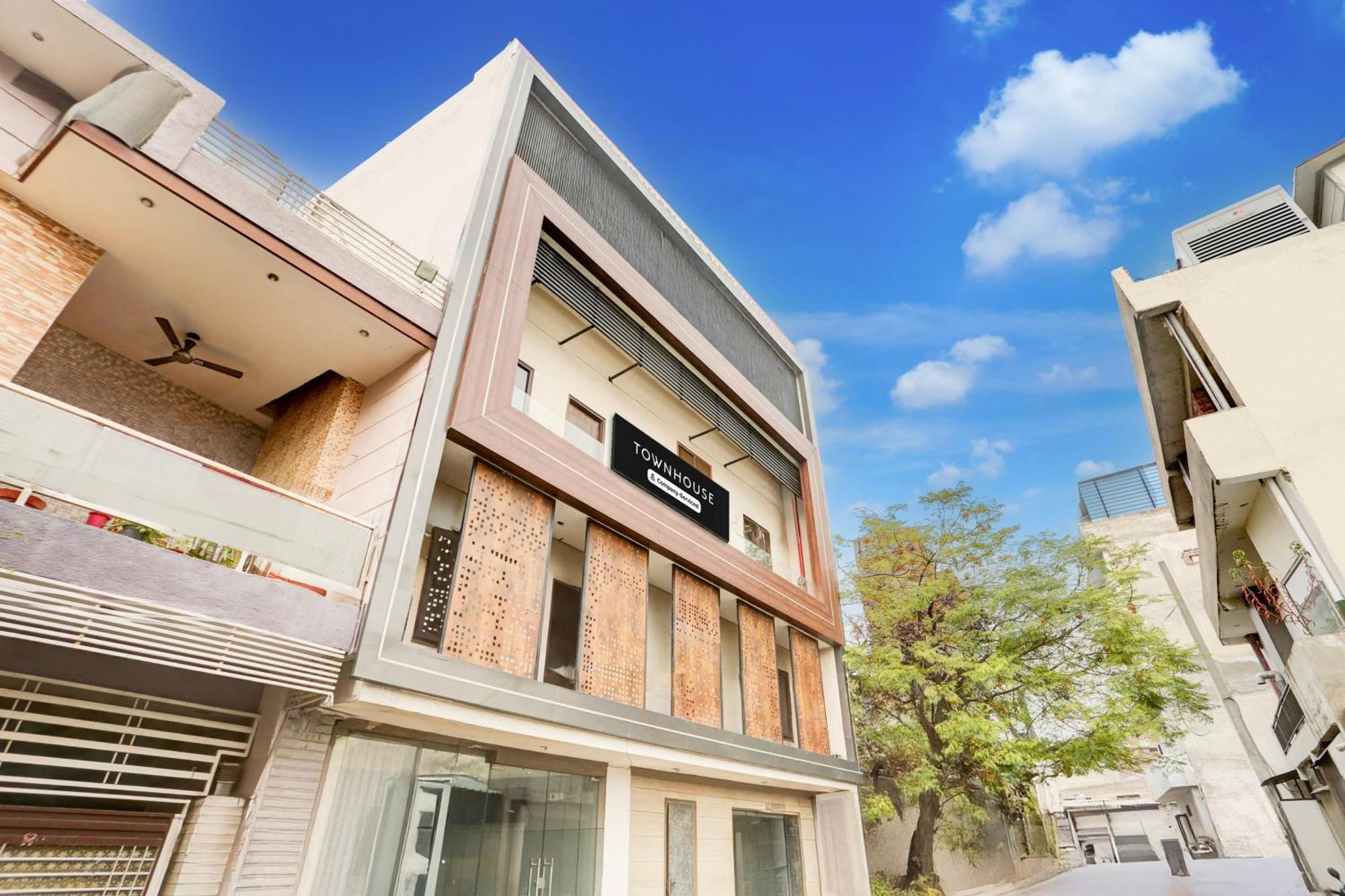 Super Townhouse Haibowal Chowk Ludhiana Exterior photo