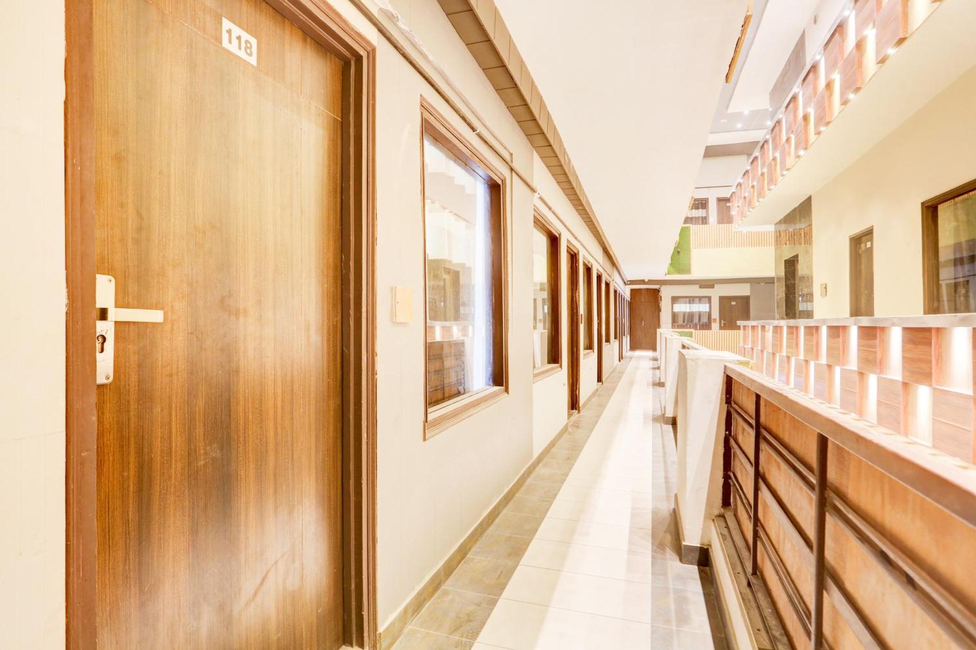 Super Townhouse Haibowal Chowk Ludhiana Exterior photo
